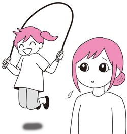 縄跳びで遊ぶ子供を心配そうに見つめる母親