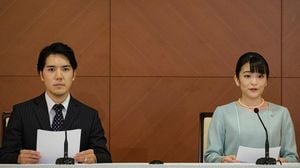 2021年10月26日、東京のグランドアーク半蔵門で入籍記者会見に臨まれた秋篠宮ご夫妻の長女・眞子さまと、眞子さまの大学時代の友人で夫の小室圭さん。（写真提供＝Â©POOL via ZUMA Press Wire／共同通信イメージズ）