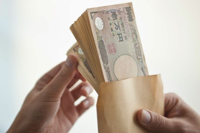 封筒に入った一万円札を数える手
