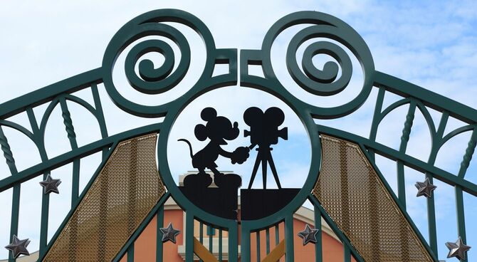 パリのウォルト・ディズニー・スタジオの入り口