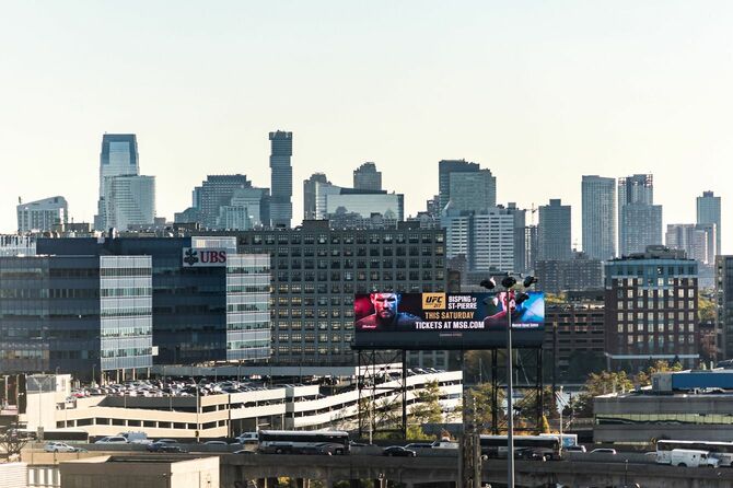 UFCの屋外広告が写るニューヨークの街並み