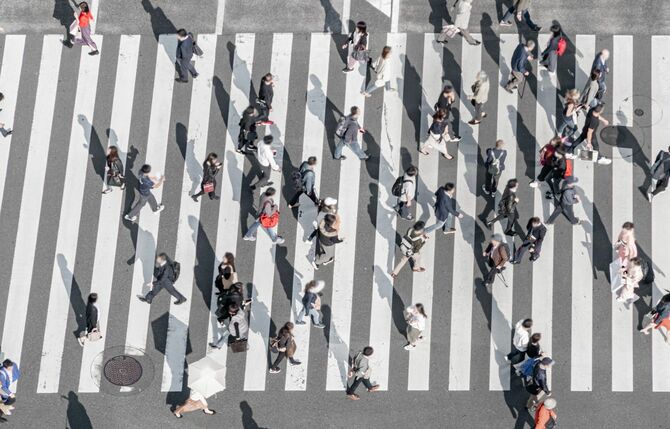 東京の横断歩道を渡る人々
