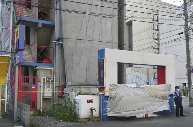 首が切断された男性の遺体が見つかった札幌市の繁華街ススキノのホテル＝2023年7月8日午後