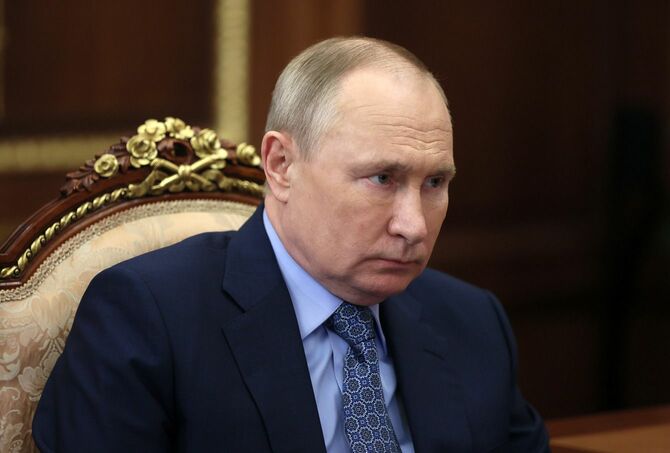 2022年3月30日、モスクワのクレムリンで行われたイングシェチア共和国のマフムード＝アリ・カリマトフ州知事の会談に耳を傾けるロシアのウラジーミル・プーチン大統領（ロシア）。
