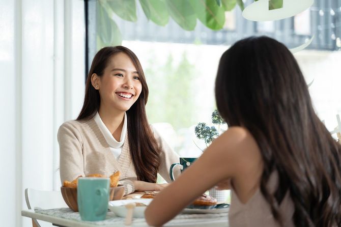 コーヒーショップで話している2人の若い女性