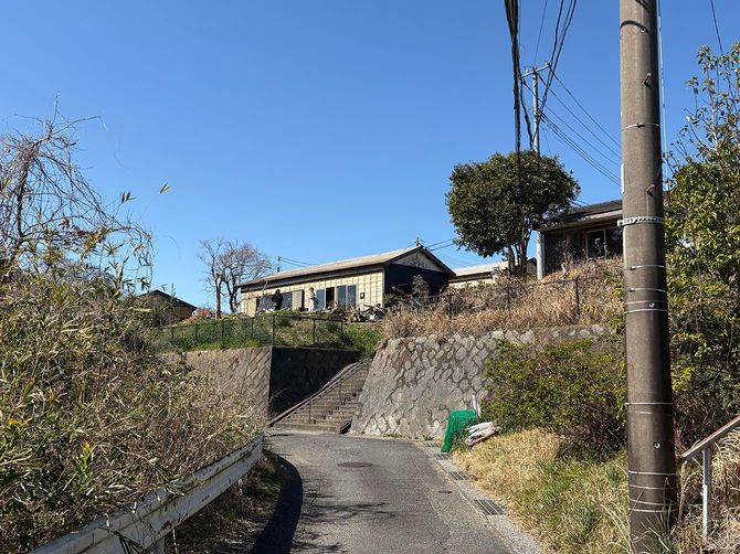 道路幅が狭いため車は通行できない