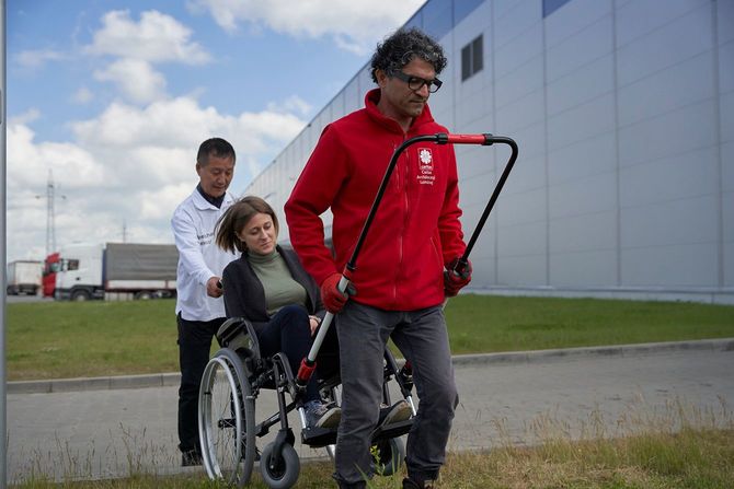 「JINRIKI QUICK」を車イスに装着して試運転