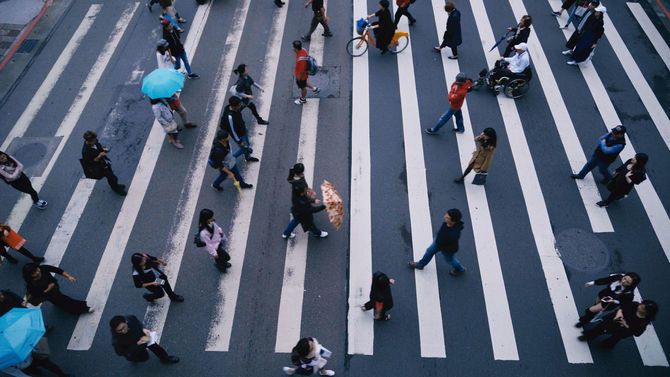 雨の日に横断歩道を渡る人々
