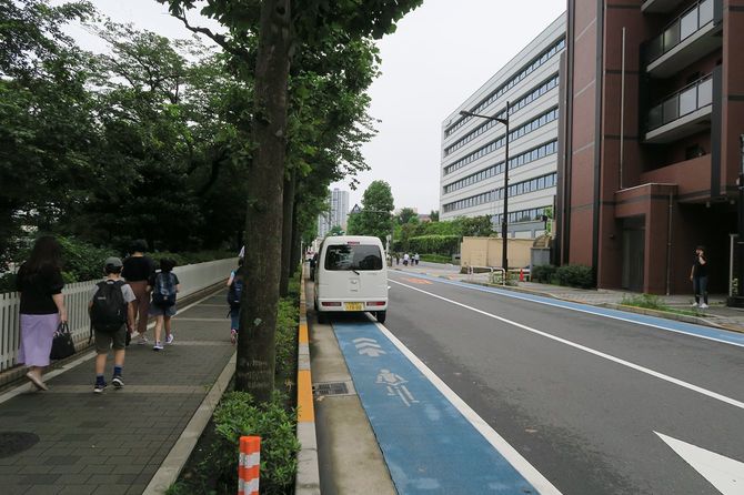 自転車レーンには違法駐車車両、歩道には子供たち、あなたが自転車ならどこを通りますか？