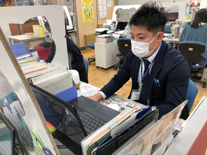 仕事中の伊藤遼平さん