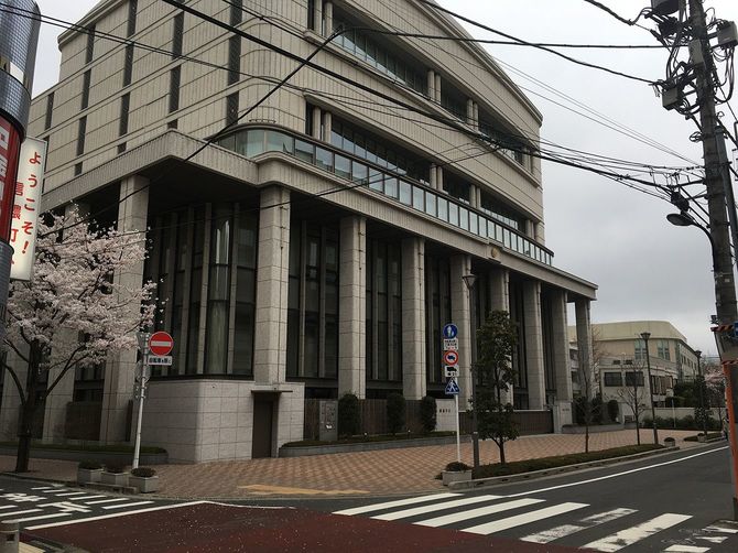 人気のない、東京・信濃町の創価学会本部。平常時に本部の写真を撮ろうものなら、警備員がすっ飛んでくるものだが、コロナ禍では公道からなら写真撮りたい放題。