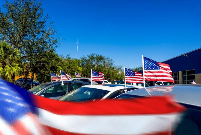 中古車販売店の駐車場とアメリカの国旗