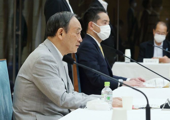 総合科学技術・イノベーション会議で発言する菅義偉首相(左)=2021年8月26日、首相官邸