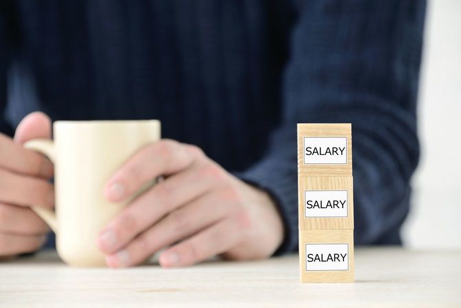 SALARYと書いたブロックの積み上げ
