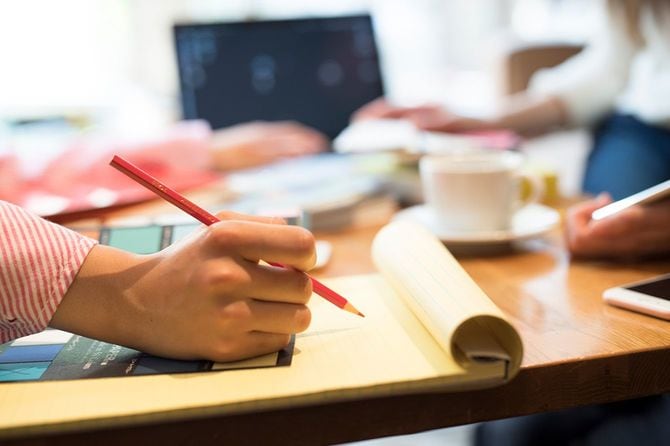 打ち合わせをする女性たち