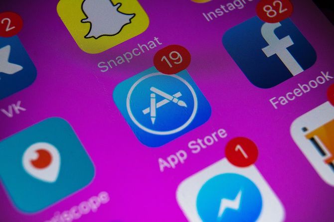 App StoreやFacebookのアプリが入っているスマホ