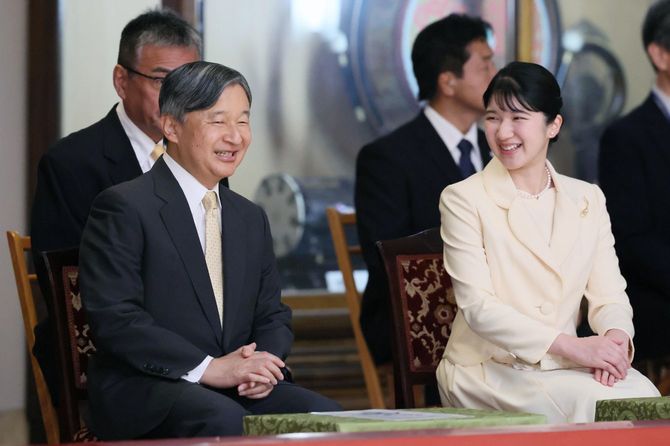 秋季雅楽演奏会の鑑賞に臨まれる天皇陛下と長女愛子さま＝2025年10月26日、皇居・宮内庁楽部［代表撮影］