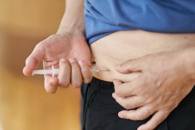 インシュリン注射を自分で打つ人の手元