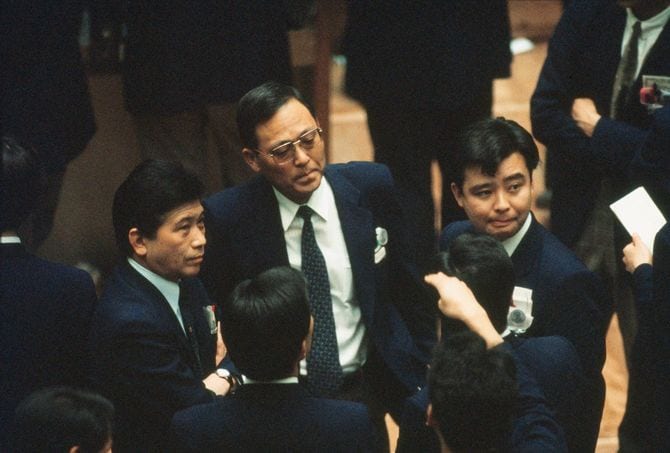 肩を落とす証券マン