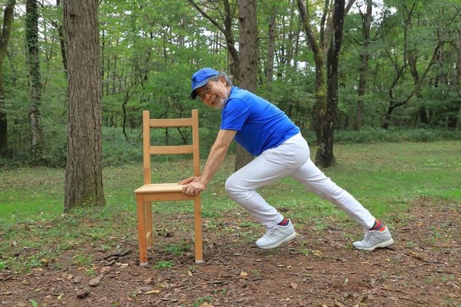 イスを使った運動に励む鎌田實さん