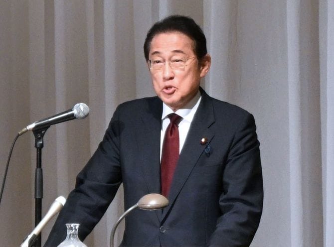 自民党広島県連の会合で講演する岸田文雄前首相=2025年10月12日、広島市中区