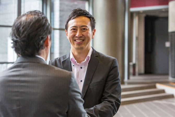 向かい合って話しをするビジネスマン