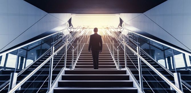 踊り場にいる人