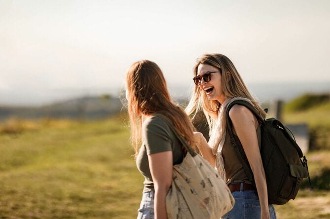 自然の中を歩きながら話す幸せな女性たち