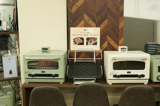 天面にグラファイトヒータを2本搭載した「アラジン グラファイト オーブンレンジ」