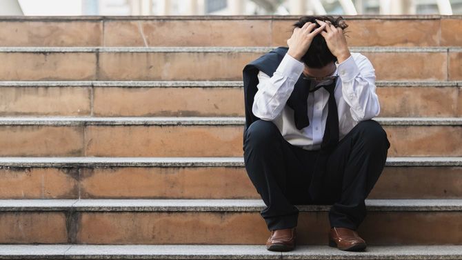 ストレスを抱えた若いアジアのビジネスマン