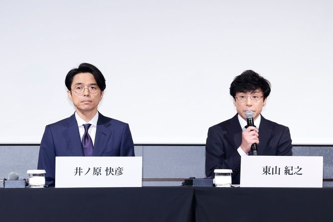 2023年10月2日、会見で新社名「SMILE-UP.」を発表する東山紀之社長（右）と井ノ原快彦副社長