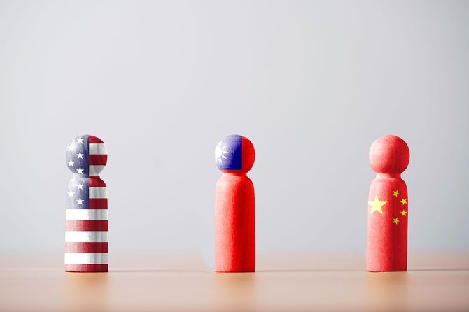 アメリカ、台湾、中国の国旗がそれぞれ描かれた、3つの人形