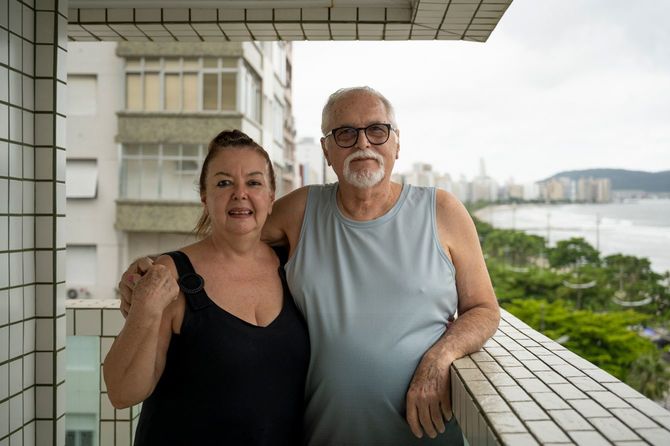 オーシャンビューのベランダでペリン夫妻