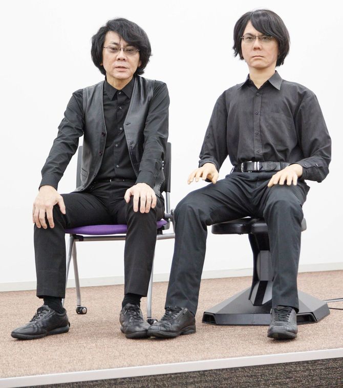 石黒さんそっくりのジェミノイド「イシグロイド」(右)と石黒さん