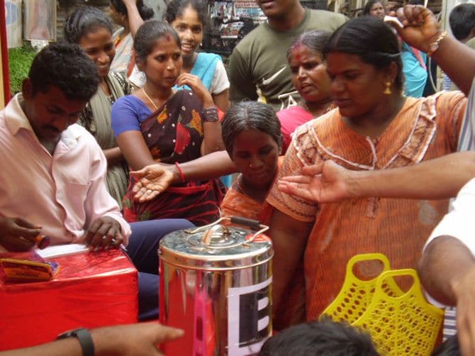ラッサムを試食し、アンケートに答えるチェンナイの人々