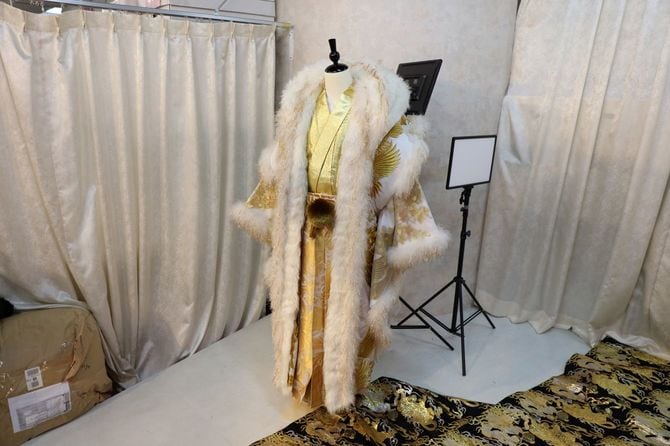 みやび小倉本店に飾られている、成人式衣装。衣装は新成人の希望が追加され、年々派手になる。