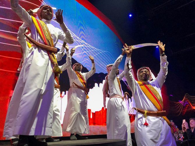 2019年9月27日、サウジアラビアのリヤドにある歴史的なディリヤで行われた夕食会で、新しい観光ビザ制度の発表の際に、サウジアラビアのダンサーがパフォーマンスを行った。REUTERS/Stephen Kalin(サウジアラビア)