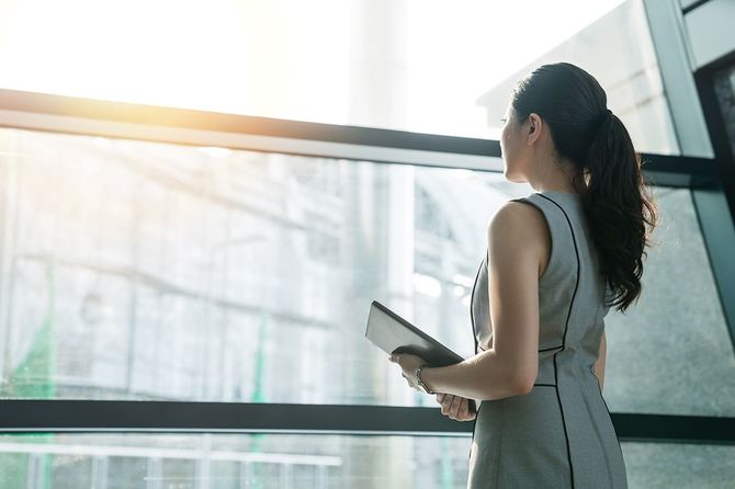 窓の外を見る起業家女性