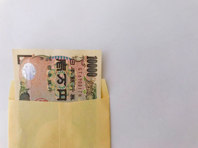 封筒に一万円札