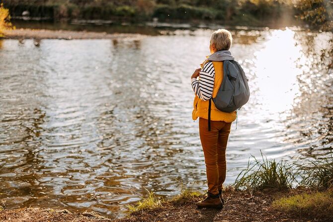 自然の中で晴れた日を楽しむ年配の女性