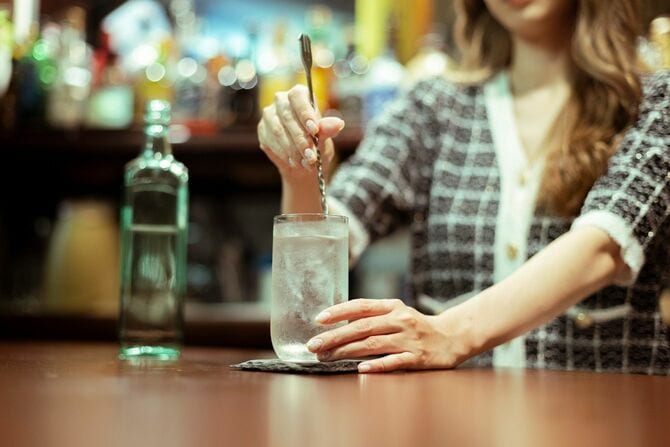 バーでお酒を飲む女性