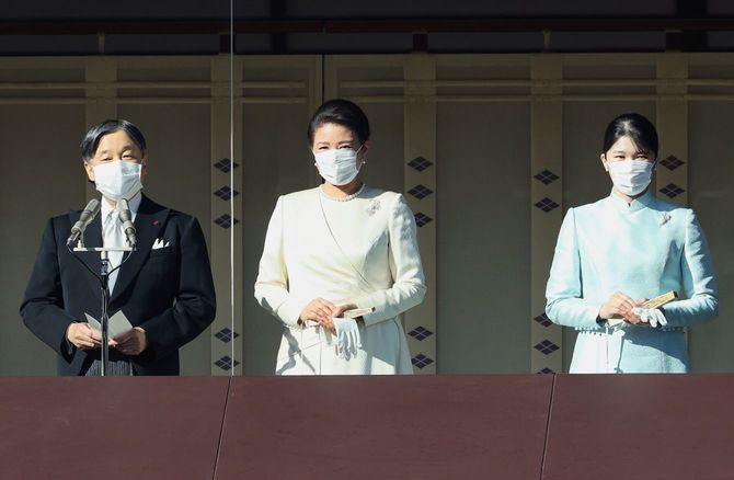 新年一般参賀であいさつされる天皇陛下=2023年1月2日午前、皇居