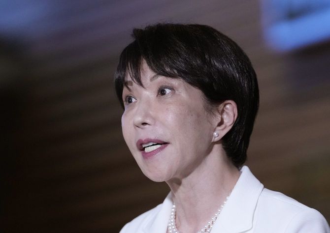 「副首都」構想関連法案を巡って日本維新の会の吉村洋文代表と会談し、記者団の取材に応じる高市早苗首相＝2026年6月22日、首相官邸