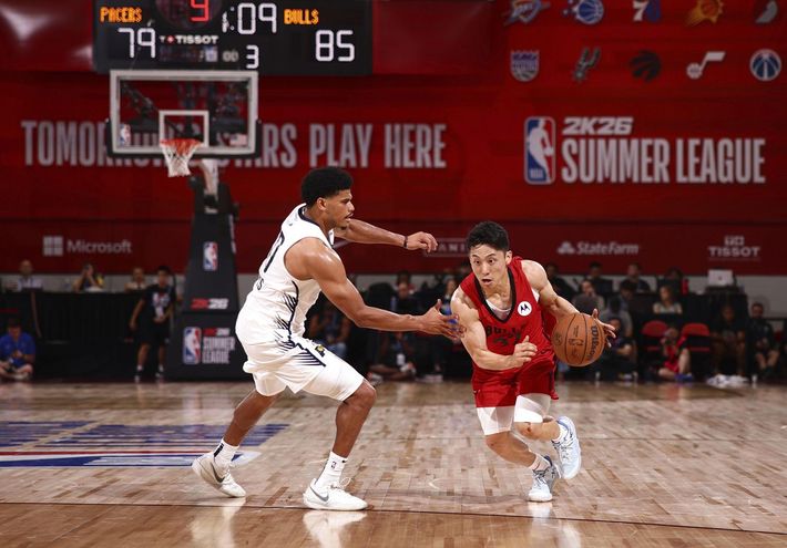 ブルズの一員としてペーサーズ戦でプレーする河村勇輝選手（右）＝ラスベガス、2025年7月