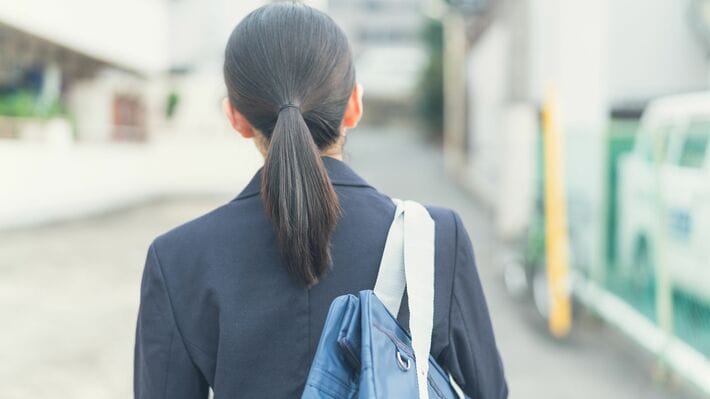 通りを歩く女子高生