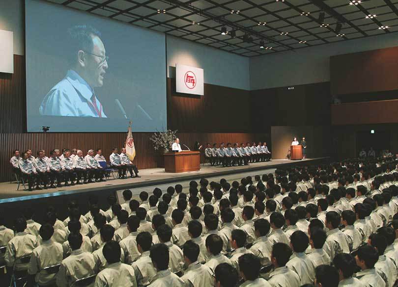 新卒一括採用はなぜなくならないのか？ トヨタの新入社員、2633人！