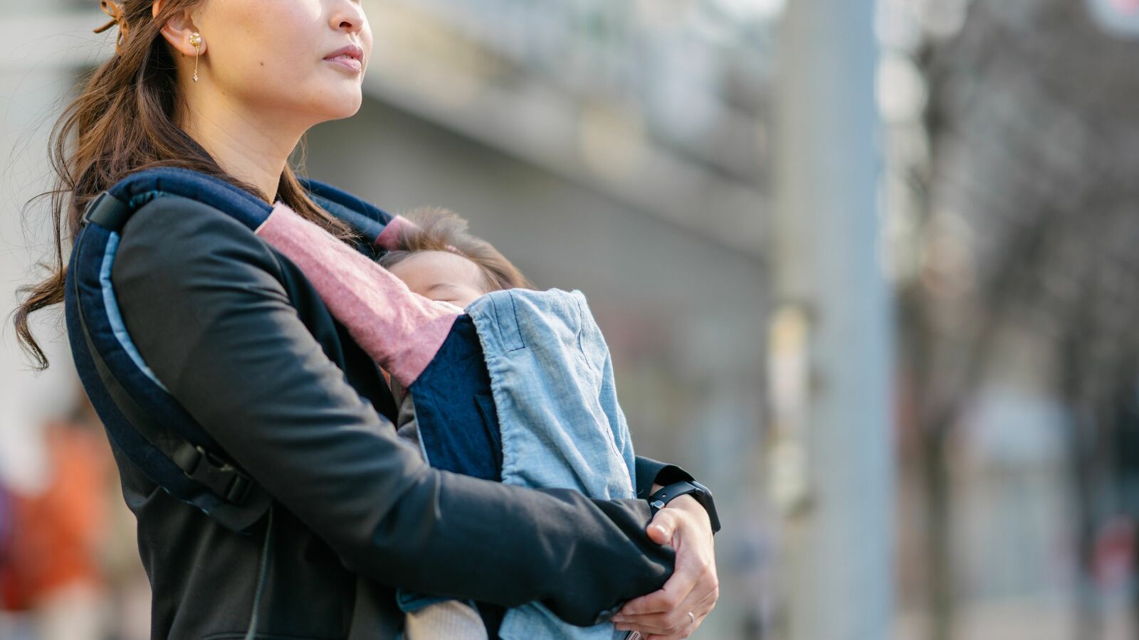 日本の保育料は高すぎる…月7万を払うため母親がフルタイムで働き子どもと一緒にいられないという本末転倒 ｢仕事セーブで給料は減っているのに保育料が高くて次の子は産めない｣の声