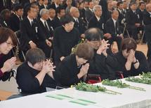 社説では朝毎だけが触れた石牟礼道子の死