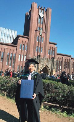 東大卒業式の佐々木 望氏