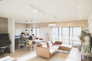 リビングルームでトランプを楽しむ家族